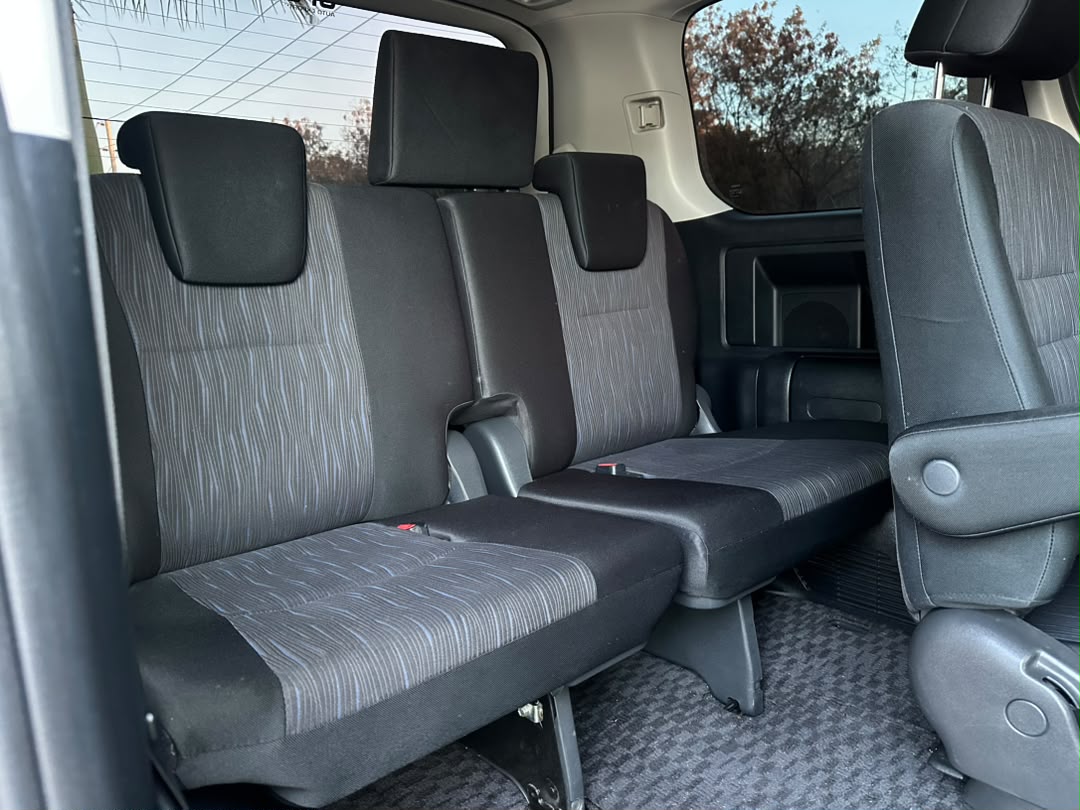 TOYOTA NOAH thumbnail 4